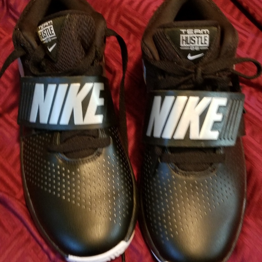 Nike Youth Boy's Team Hustle Basketball Shoes 5.5